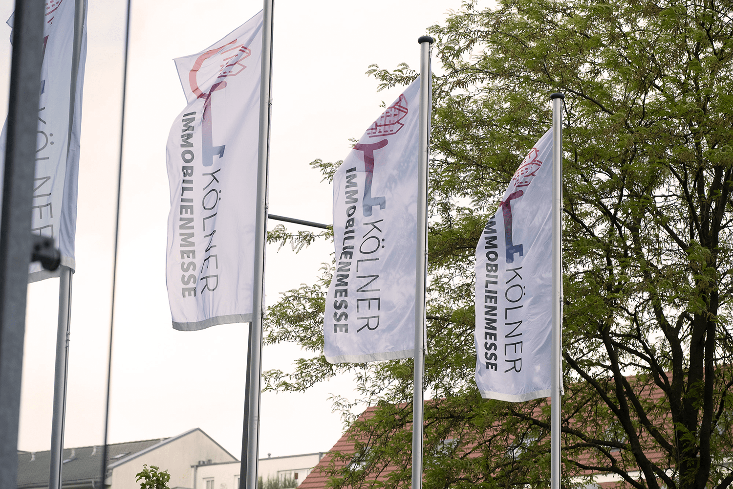 Kölner Immobilie Fahnen draussen